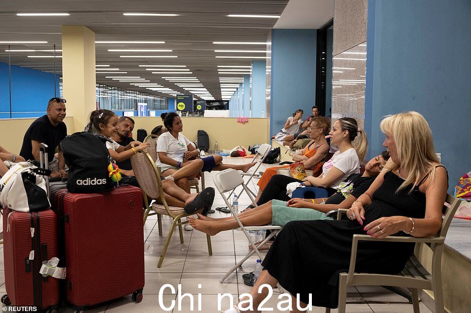游客在撤离后今天在机场等待起飞的飞机希腊罗德岛山火后的提示