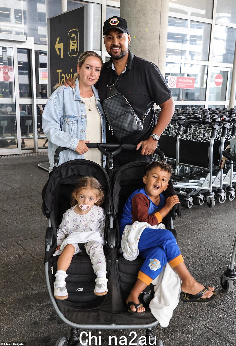 Bob 和 Marrie Dhillon 以及他们的孩子 Harvey 和 Myla 今天回到盖特威克家后
