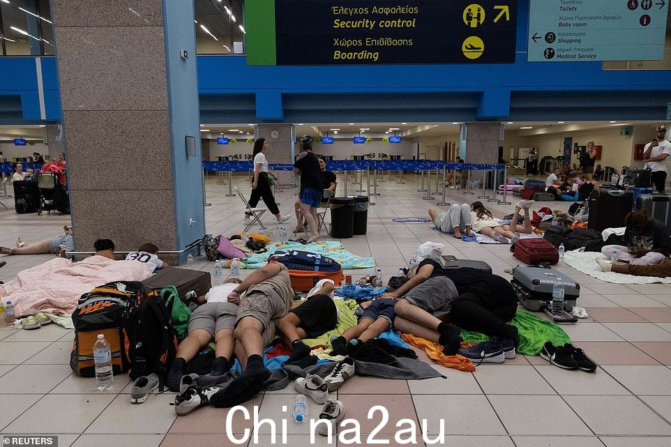 家人被迫蜷缩在机场和体育馆的地板上等待被带走,连续第二晚home