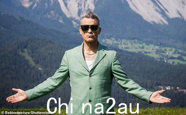惊人:罗比说话时整齐地竖起灰白的头发活动现场的观众