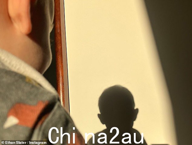 性别透露:在他的母亲节帖子中,伊森还透露,这对夫妇去年年底出生的第一个孩子是一个男孩