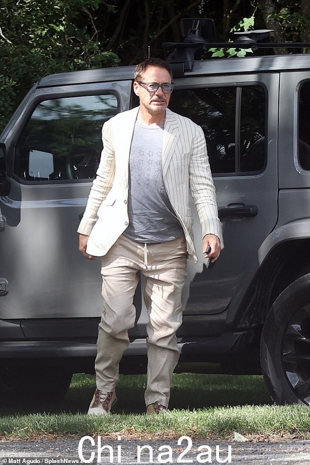 Dapper:小罗伯特·唐尼和他的长期妻子苏珊抵达吉米·法伦明星云集的派对,安迪也出席了派对科恩和威尔·阿奈特周日在汉普顿