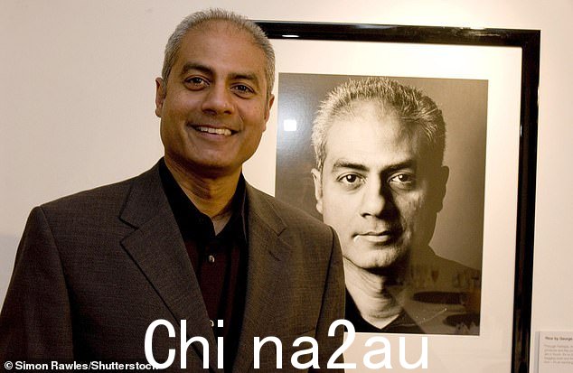 Alagiah 在照片前摆姿势2006 年 Oxo Tower 展览中的肖像照片