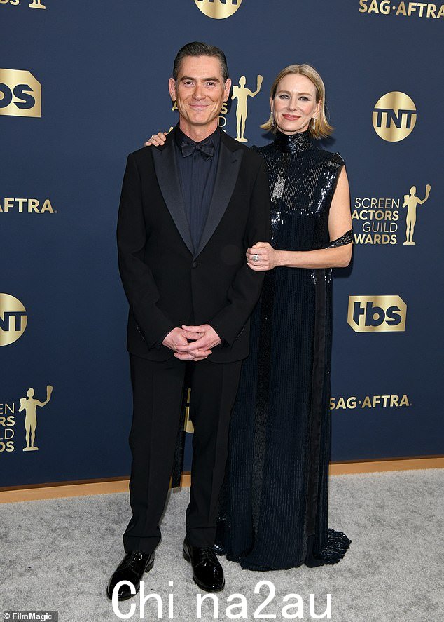Smitten : 54 岁的新婚女演员上个月在纽约市法院与丈夫比利·克鲁德普 (Billy Crudup) 喜结良缘