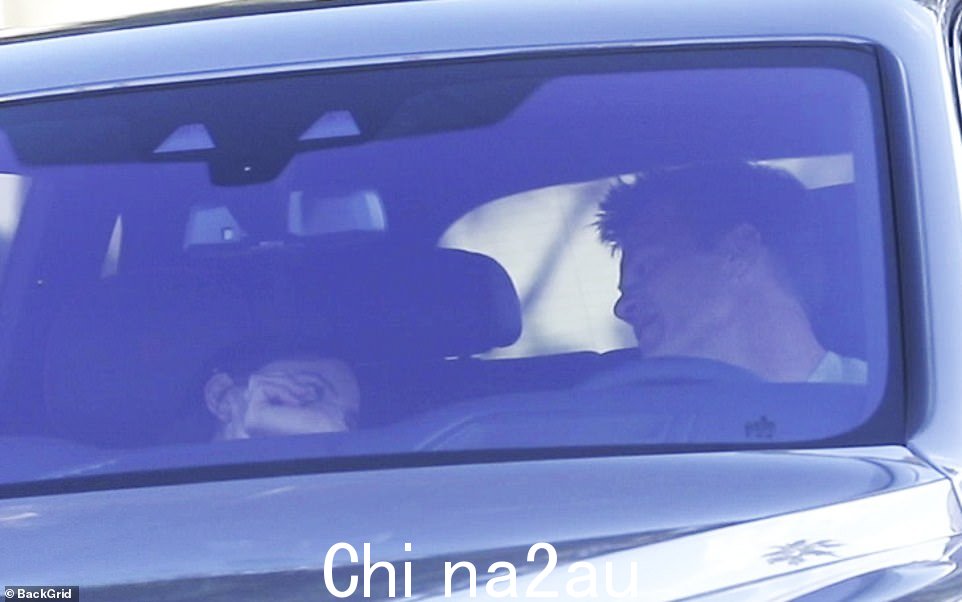 新情侣警报:周六,汤姆·布雷迪 (Tom Brady) 在洛杉矶家中过夜后,开着劳斯莱斯开车送伊琳娜·谢克 (Irina Shayk) 返回酒店时,被发现爱抚伊琳娜·谢克 (Irina Shayk) 的脸