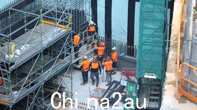 工人们在马丁广场地铁站安装钢筋,作为地铁西线建设的一部分。图片:NCA NewsWire / Dylan Coker