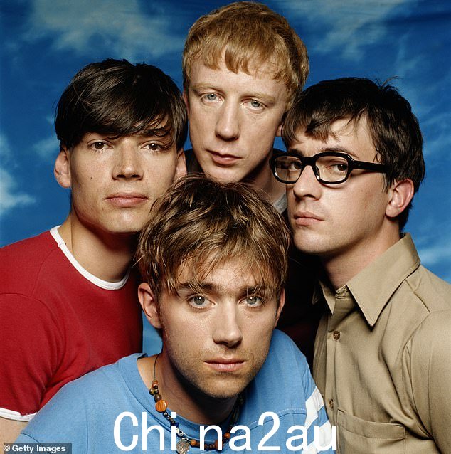 Throwback:The Girls And Boys 热门制作人与英国乐队 Oasis 曾有过一场著名的竞争(合照于 1995 年)
