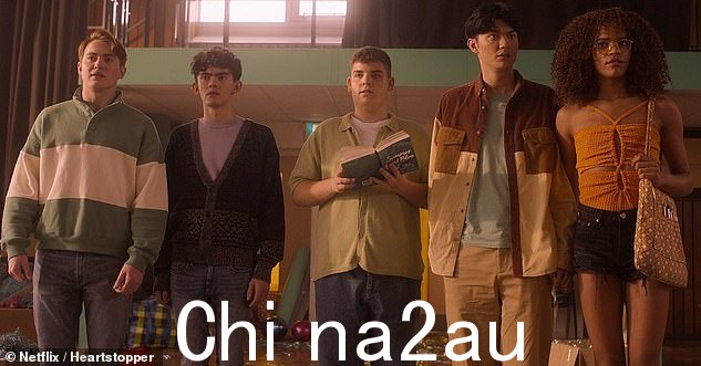 牵手:Heartstopper 的 Elle Argent 和徐涛(最右)的爱情将在该剧的第二季中绽放,新的剧照让我们深入了解他们的浪漫