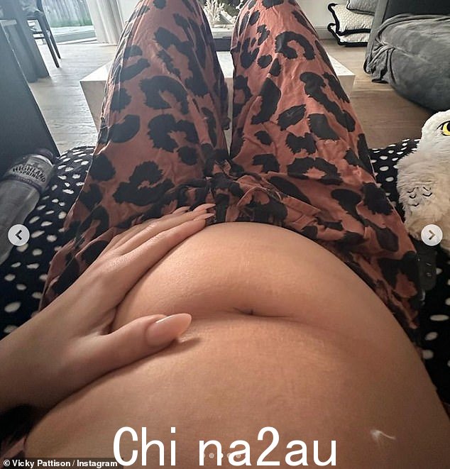 坦率:这位35岁的电视名人在Instagram上分享了一张展示自己裸露腹部的照片,然后详细描述了她的感受过去一周