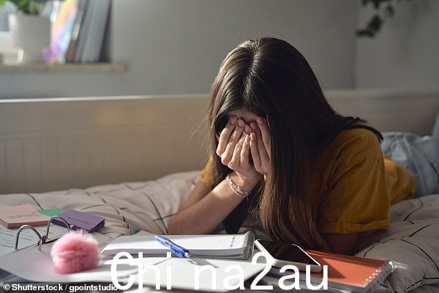 当他们的日程安排发生冲突时他晚上休息,而不是共用一张床,她选择在储藏室的一个单独的床垫上露营以便学习