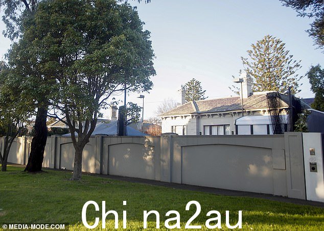 18 50 年代的维多利亚住宅拥有度假村风格的庭院,配有自洁式温水游泳池、大型露天娱乐露台、正式起居室和餐厅以及带酒吧的台球室