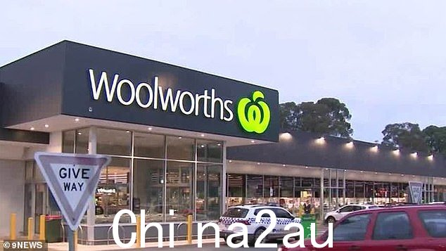 这名幼儿被丢弃在15公里外的Ferntree Gully的Woolworths(如图),他就是在那里被发现的在过道上徘徊