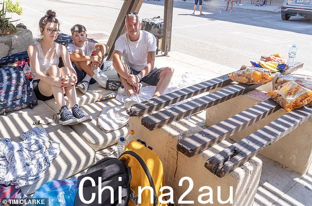 Holidaymaker James Swanson 被指控当他的家人降落在遭受大火蹂躏的罗德岛时,他的旅行公司就抛弃了他们。图为:斯旺森先生与他的妻子莎拉以及两个孩子,15 岁的凯特琳和 11 岁的哈利
