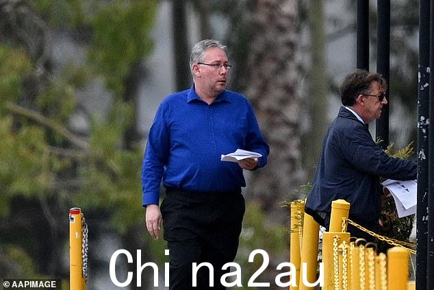 法官安德鲁·科尔法克斯描述了尝试的辩护” class=
