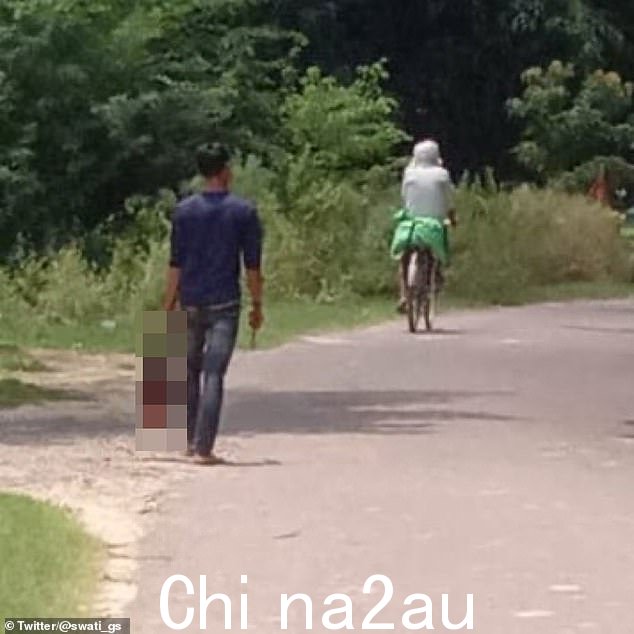 然而,她22岁的弟弟Riyaz不喜欢这场比赛并以可怕的“荣誉谋杀”方式谋杀了她,然后将她的头颅装在袋子里(如图)