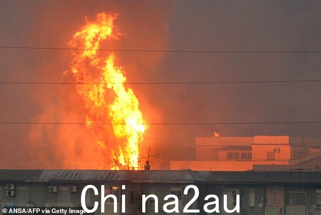 7 月 25 日,一场大火在西西里岛巴勒莫周围的 Monte Grifone 地区和 Ciaculli 镇的山上蔓延