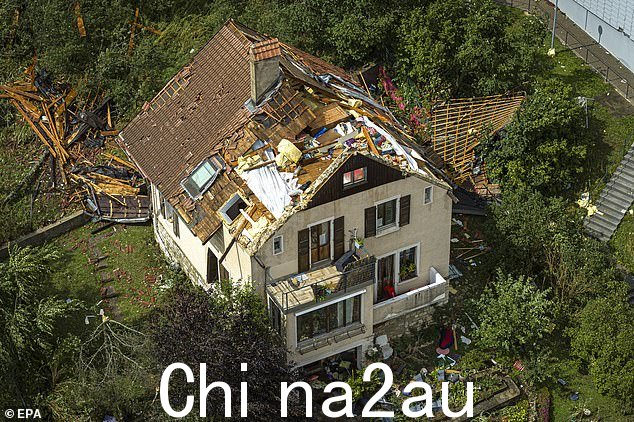 瑞士:撕裂后受损的房子ado 风暴席卷拉绍德封市,7 月 24 日