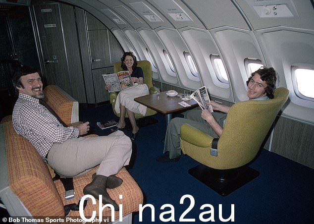 英格兰前锋特雷弗·弗朗西斯与妻子海伦在吉米·希尔的陪同下乘坐头等舱旅行大型喷气式飞机