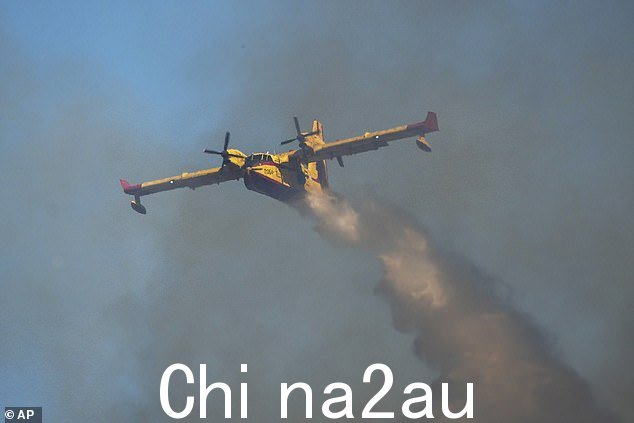 7 月 25 日星期二,加拿大航空飞机在希腊东南部爱琴海罗德岛瓦蒂村的野火上洒水