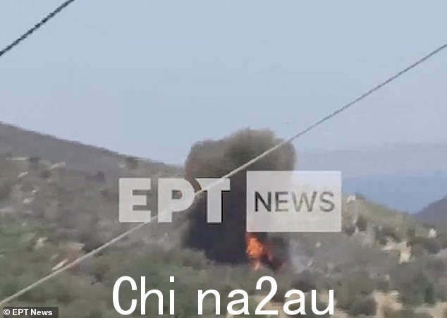 在它从摄像机视野中消失几秒钟后,可以看到爆炸从摄像机后面爆发出来山上,浓浓的黑烟升上天空
