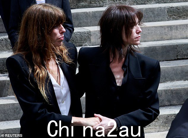 Jane Birkin 的两个幸存女儿 Charlotte Gainsbourg 和 Lou Doillon 的照片今天在母亲的葬礼上互相安慰