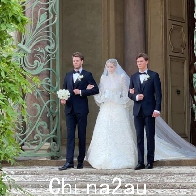 她被她的弟弟奥尔索普子爵路易斯·斯宾塞 (Louis Spencer) 牵着走上红毯,现年 29 岁和同父异母的兄弟塞缪尔·艾特肯,其父亲是商人乔纳森·艾特肯,20 岁(如图)