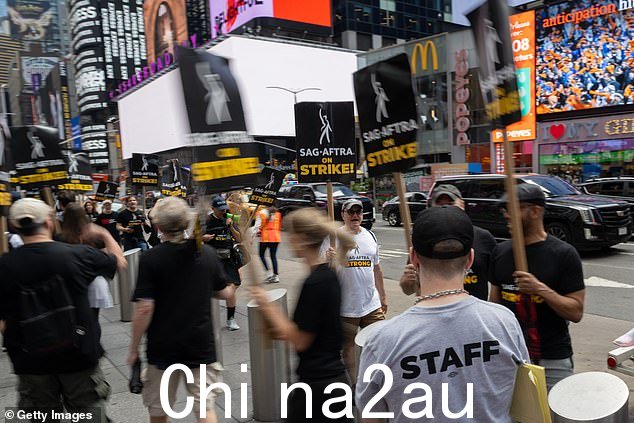 SAG-AFTRA 演员工会罢工第 9 天在时代广场派拉蒙门前继续罢工,SAG-AFTRA 成员和支持者在纠察线上行走