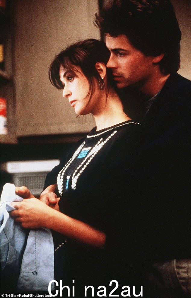 Demi + Rob:Moore(左)和 Lowe(右)主演了 1985 年的电影《St. Elmo's Fire》和 1986 年的电影《About Last Night...》(两者均出现在后一部电影的场景中)