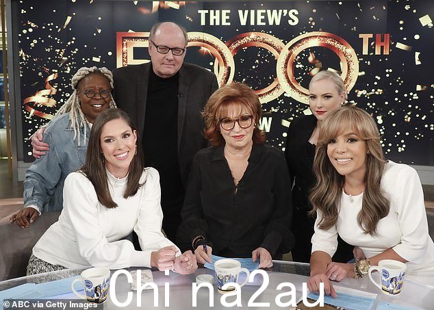 当时:Geddie 与 2019 年 The View 主持人合影,包括 Goldberg 和 Behar