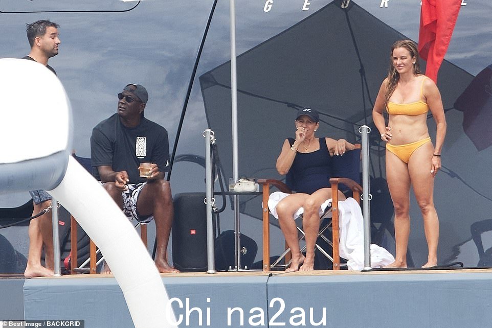 迈克尔·乔丹 (Michael Jordan) 与妻子 Yvette Prieto(最右)在 M'Brace 上享用饮品的照片