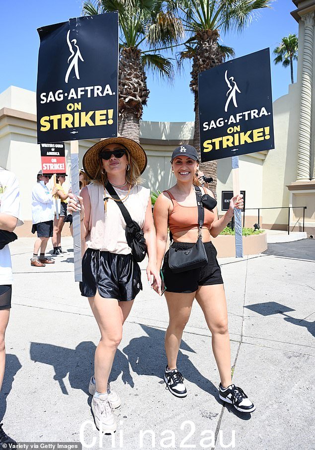 SAG-AFTRA 罢工:7 月 1 日8 月 8 日,达夫(左)表达了对正在进行的 SAG-AFTRA 罢工的支持,她和与她一起主演《老爸老爸》的弗朗西娅·莱莎(右)出现在洛杉矶派拉蒙影城外抗议的纠察队中