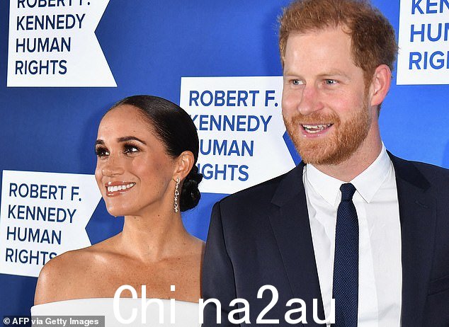 Harry (右) 声称Spare 的父亲对他与梅根(左)结婚的前景犹豫不决,并警告他没有“足够的钱”来养活他们俩。 p class=