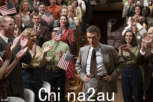 标题角色:希里安·墨菲 (Cillian Murphy) 饰演标题角色 - J.罗伯特·奥本海默 (Robert Oppenheimer) - 洛斯阿拉莫斯实验室主任,他在该实验室研制出了第一颗原子弹,后来在日本广岛和长崎投下了原子弹,结束了第二次世界大战。日本广岛和长崎结束了第二次世界大战</p> <img id=
