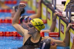 游泳世锦赛：凯莉·麦基翁夺得金牌，实现 100 米仰泳大满贯