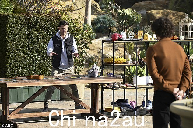 拉动线索:克里斯试图拉动作为电话游戏一部分的打油诗中的线索