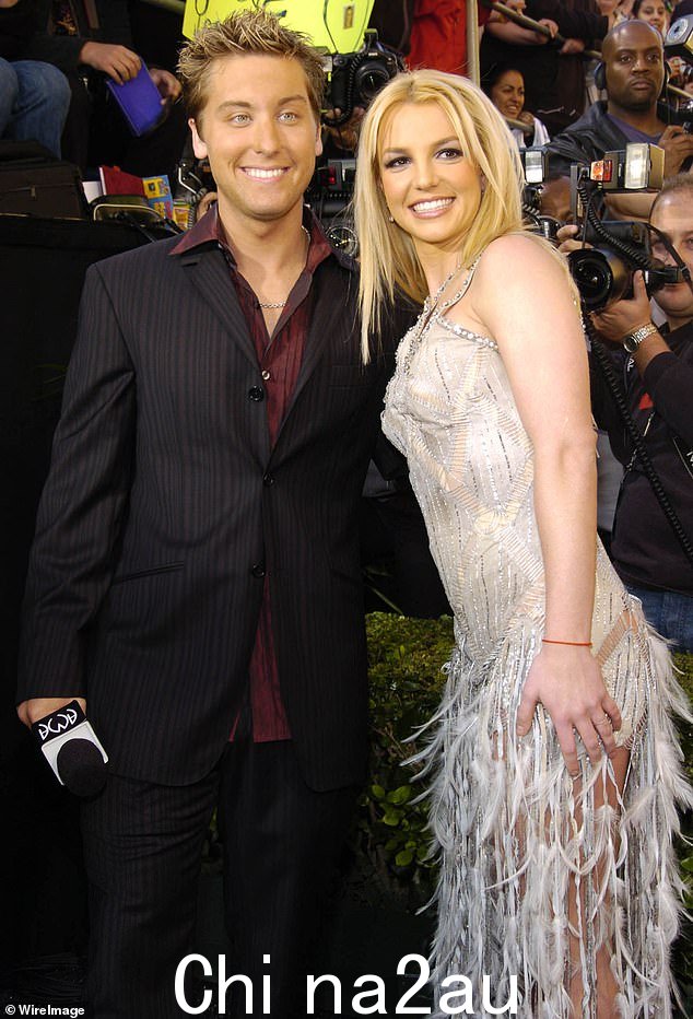 Bass 是 Spears 的长期合作伙伴,当 Bass 与 Spears 的前任 Justin Timberlake 一起成为 NSYNC 成员时,他们就一起上路巡演。 2003 年在洛杉矶拍摄的照片