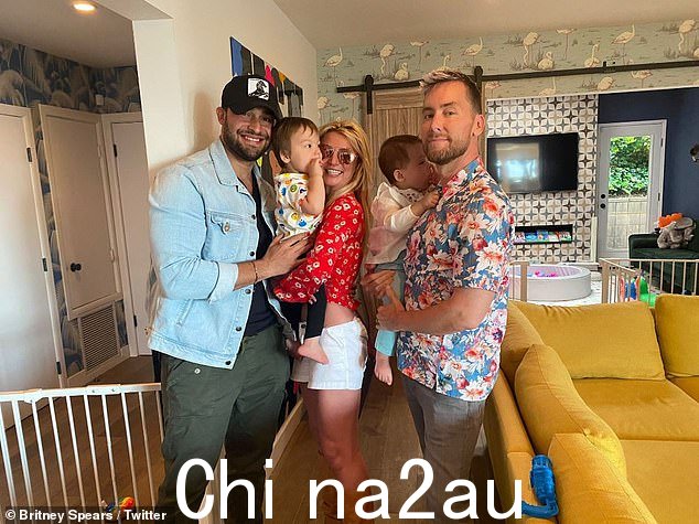 在照片中,女歌手是与她的配偶 Sam Asghari、Bass 和他的双胞胎合影
