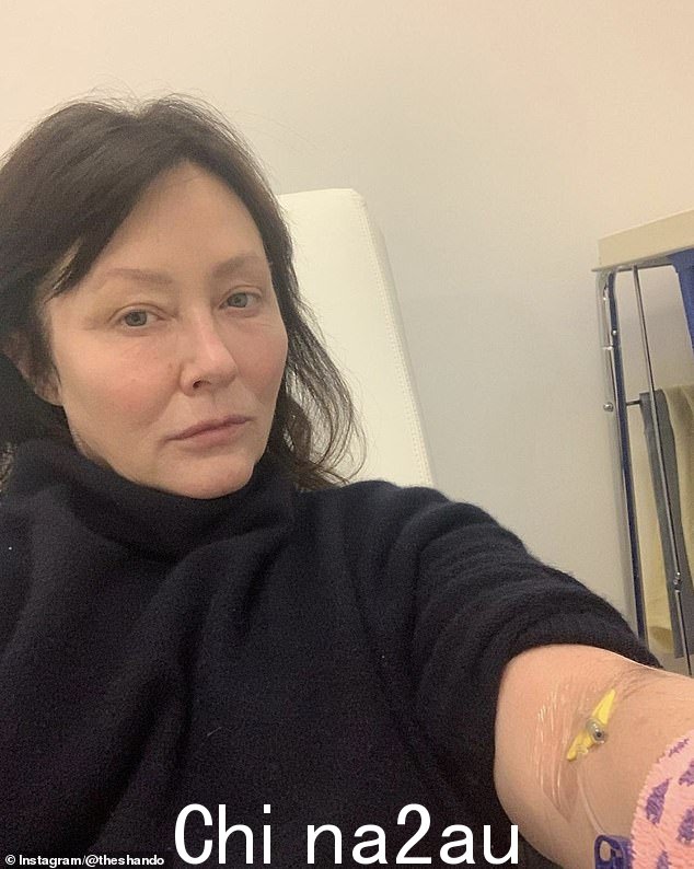 悲伤:上个月有消息称,Jennie 正在支持她的前搭档兼竞争对手 Shannen Doherty(如图),因为她正在与最近发现的脑癌作斗争