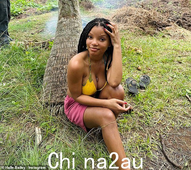 S tunning:Halle 还分享了更多她假期中的甜蜜照片,在绿树的映衬下看起来很漂亮