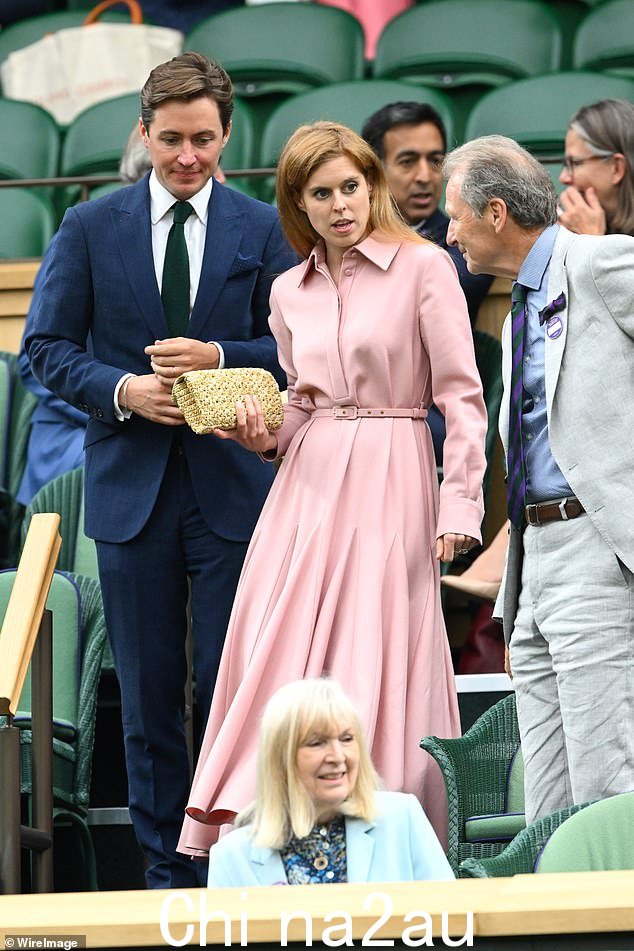 如图：本月早些时候，比阿特丽斯公主在温布尔登穿着同样的腮红粉红色纽扣连衣裙