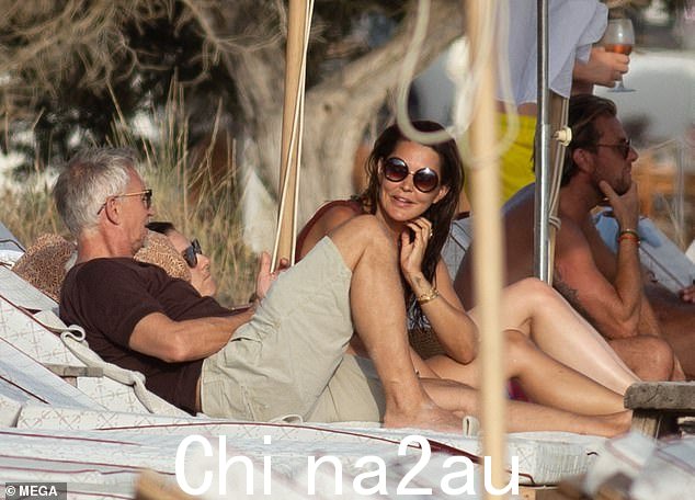 嘿那里!自称“最好的朋友”的人似乎在海滩度过了愉快的一天
