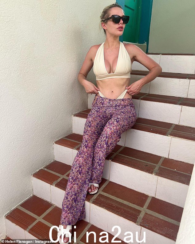 哇!周一,海伦·弗拉纳根 (Helen Flanagan) 在巴巴多斯沐浴阳光,身穿白色比基尼上衣,展现出丰满的胸部