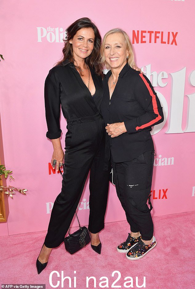 Navratilova,与她的妻子 Julia Lemigova 于 2019 年在纽约举行的 Netflix 首映式合影 - 这对夫妇于 2015 年在棕榈滩结婚