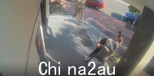 5 月,一名男子在布里斯班南部的 Centrelink 外,被两兄弟袭击,无意识地殴打受害者