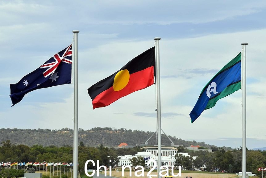 澳大利亚、原住民和托雷斯海峡的旗帜在堪培拉飘扬。