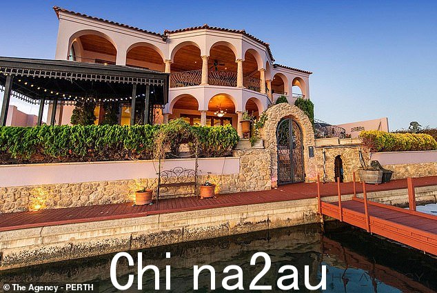 位于西澳大利亚珀斯以南 70 公里的 Halls Head 的 8 Eunamara Retreat 的四卧室住宅(如图)拥有运河水景和豪华的内饰