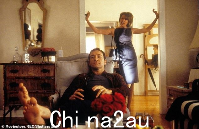 凯文·史派西被视为1999年的莱斯特·伯纳姆电影《美国丽人》。他身后是安妮特·贝宁,饰演伯纳姆的妻子卡罗琳