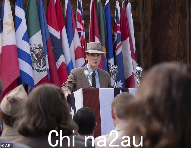 Cillian Murphy 在此图中饰演 J. Robert Oppenheimer,他的表演为他赢得了一致好评