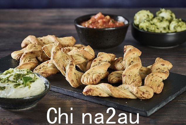 Asda 的特级帕尔马干酪和大蒜迷你卷饼松脆、金黄,充满浓郁的奶酪和淡淡的大蒜味,令人难以抗拒。