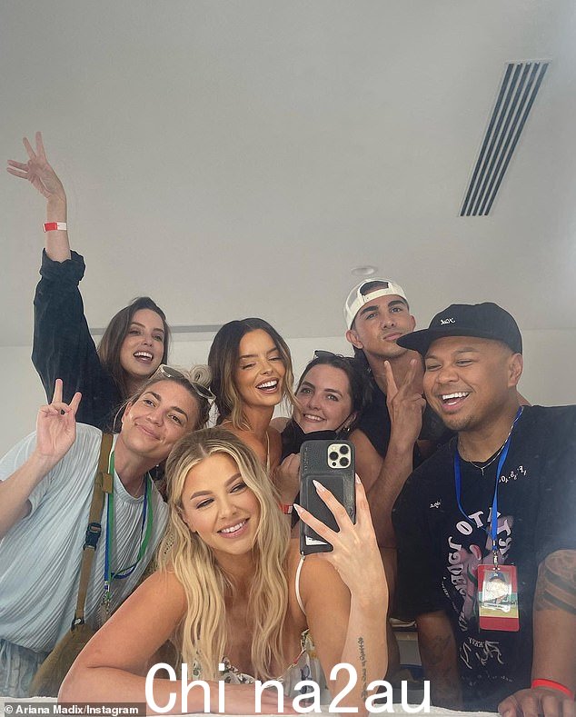 合影!它还包含一张 Ariana 与 Love Island 团队以及前参赛者和 Love Island USA 社交媒体大使 Maura Higgins 合影的照片。Island USA 社交媒体大使 Maura Higgins</p><p class=